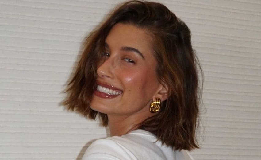 Hailey Bieber deslumbra con su seductora figura al posar para Victoria's Secret