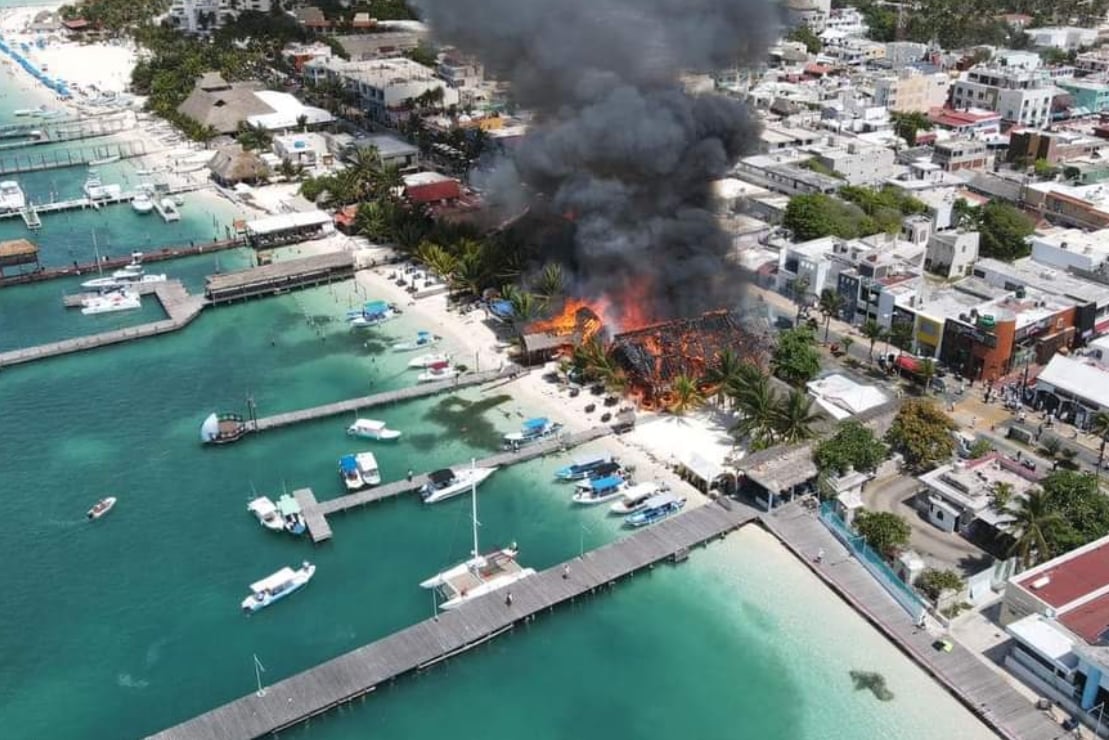 Fuerte incendio en Isla Mujeres consume una decena de establecimientos 