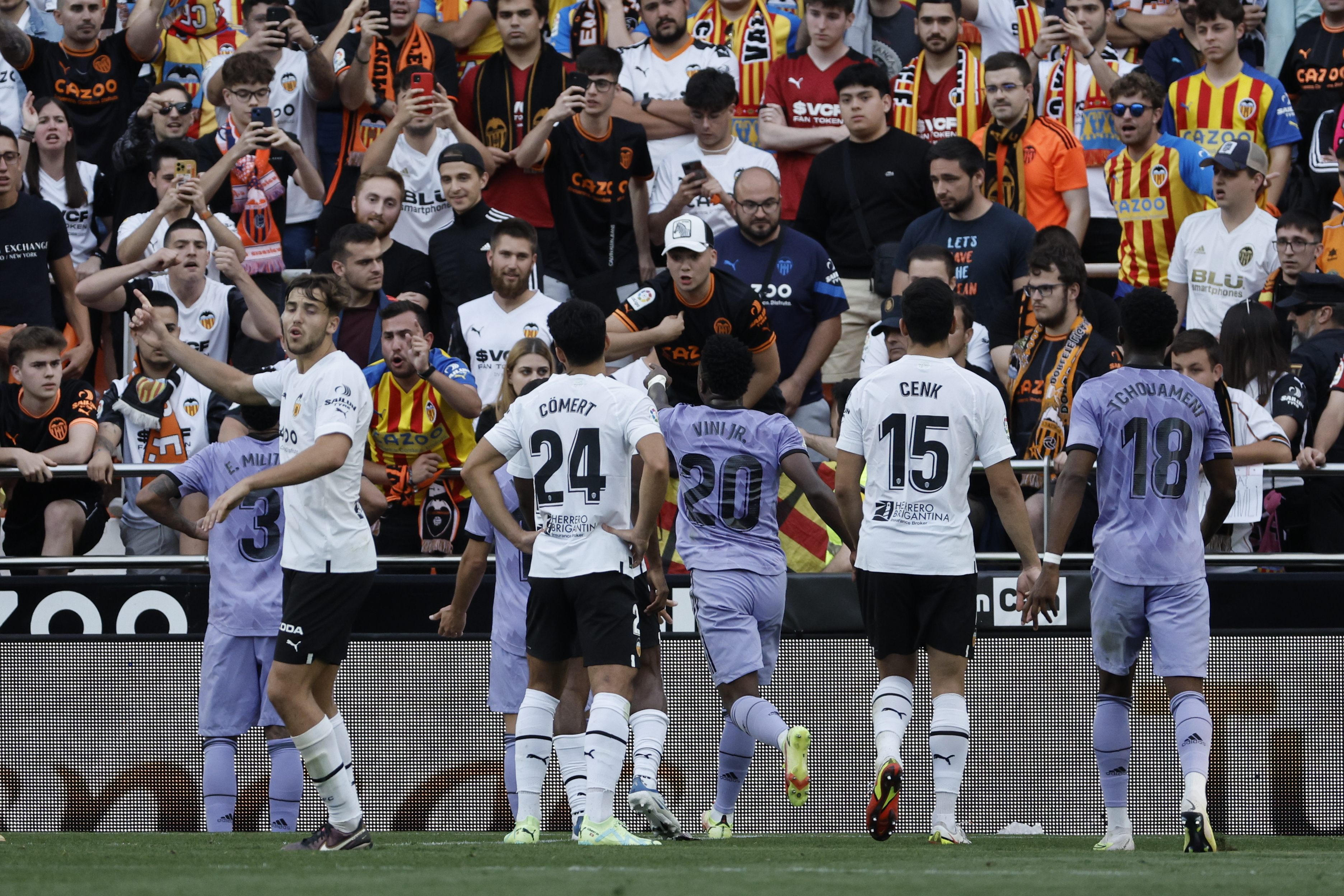 Por gritos de racismo contra Vinicius Jr. sancionan al Valencia; el club apelará