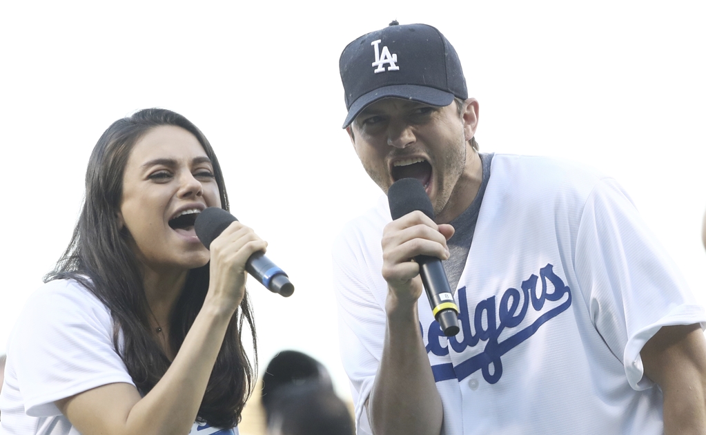 Ashton Kutcher y Mila Kunis cantan "La Vaca Lola"