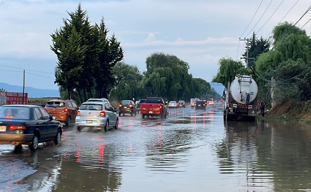 Fuertes lluvias inundan carretera Toluca-Tenango y causan caos vial 
