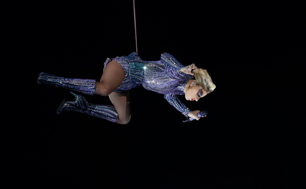 Lady Gaga vuela sobre el escenario del Super Bowl 