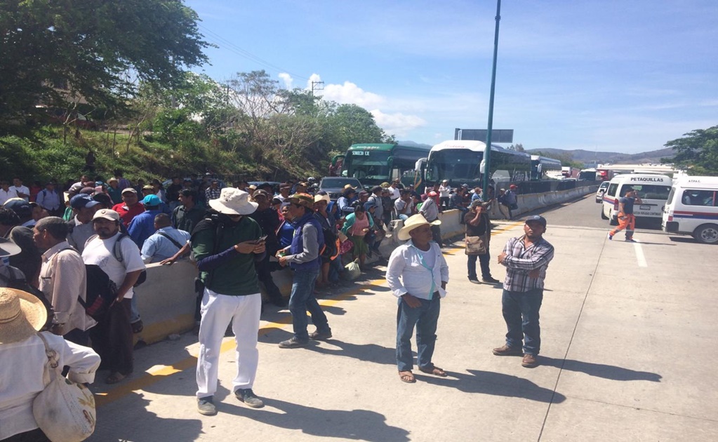 Bloquean autopista del Sol y retienen a alcalde en Guerrero