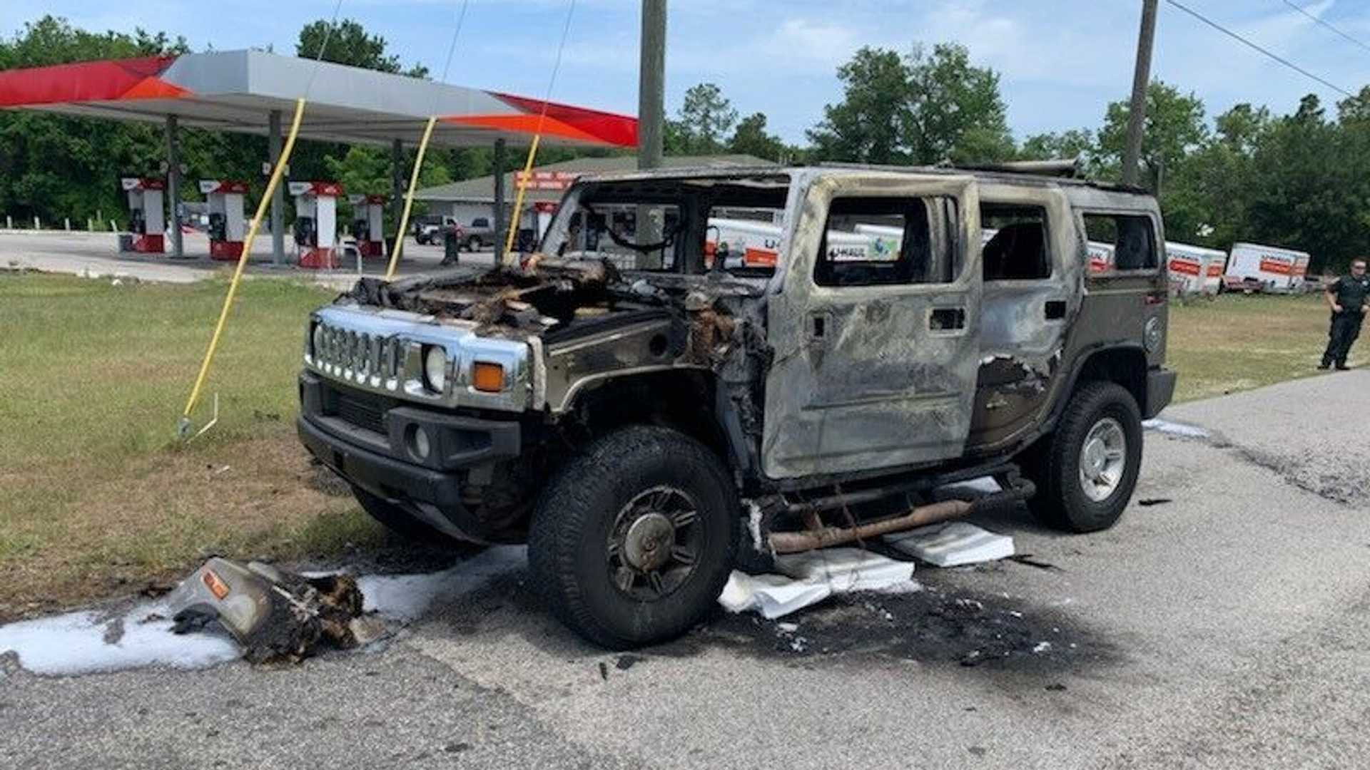 Durante escasez de combustible en Estados Unidos, Hummer con bidones de gasolina al interior se incendia