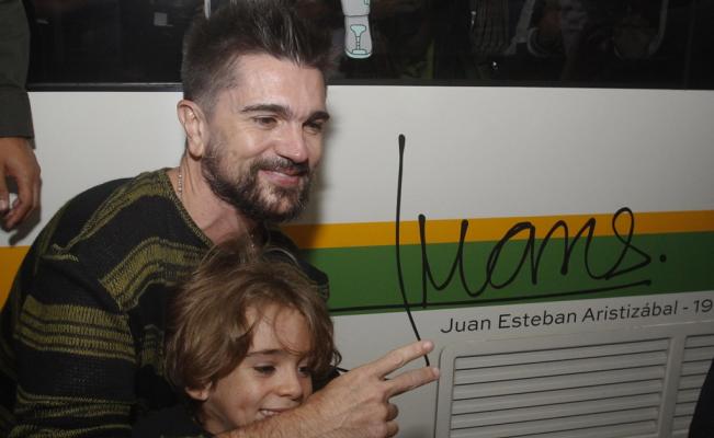 Juanes estampa su firma en el metro de Medellín	