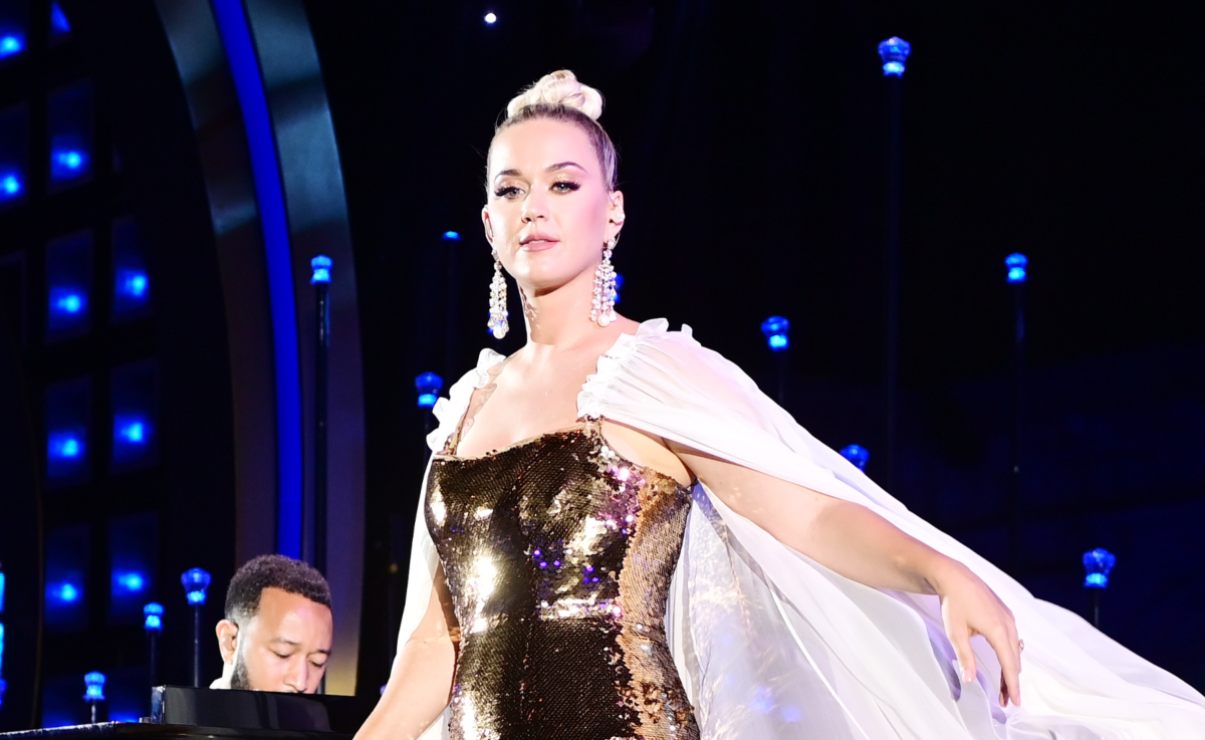 Katy Perry llega con su bebé a Italia y deslumbra con 2 looks en la gala de UNICEF