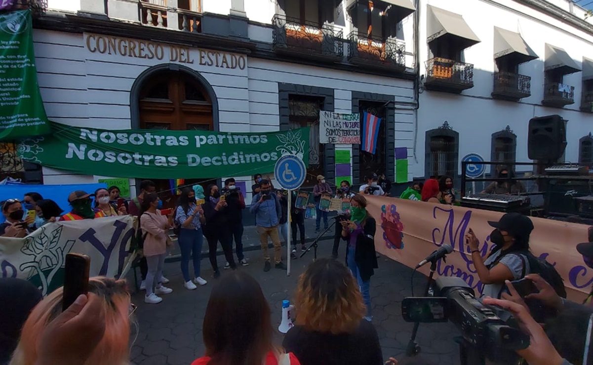 Protestan a favor y en contra del aborto en Puebla