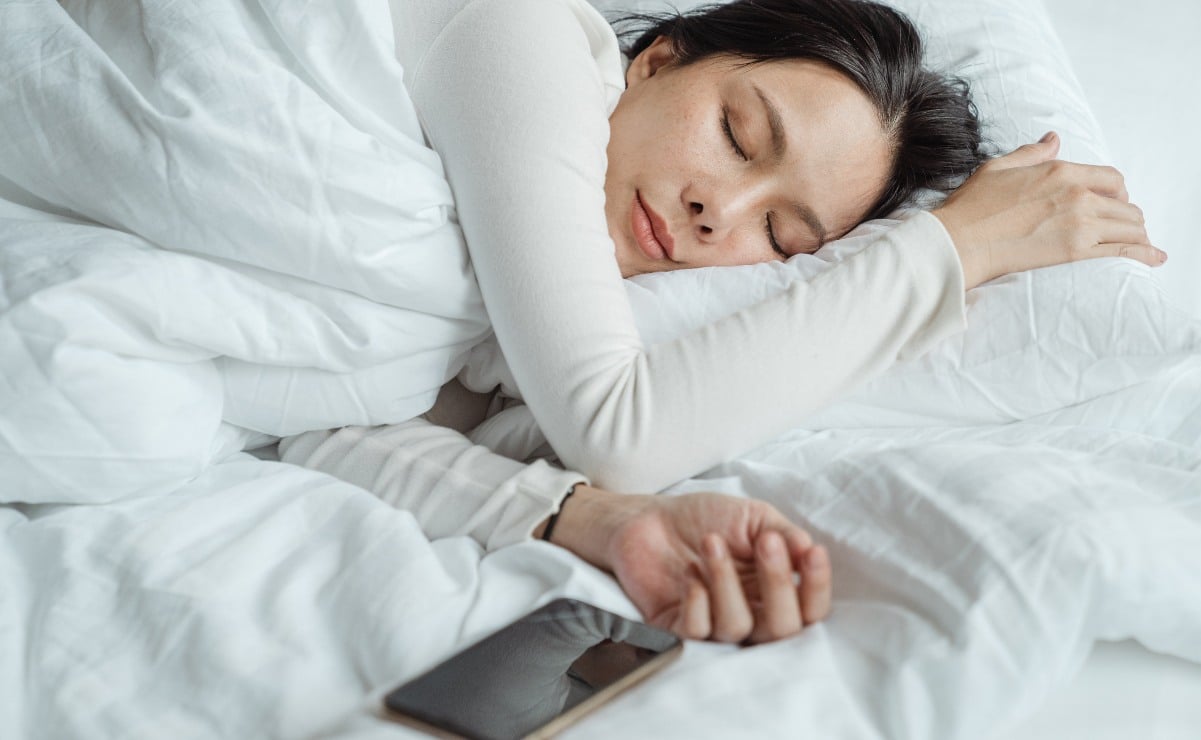 Revelan los riesgos de dormir cerca del celular