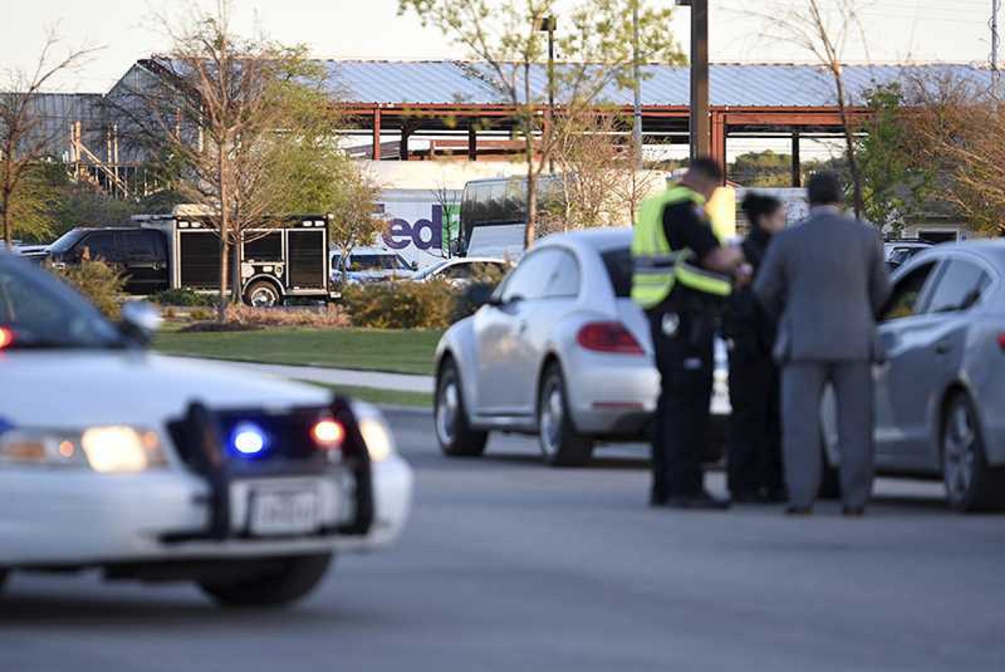 Quinto paquete bomba explota en Texas; hiere a empleado de FedEx