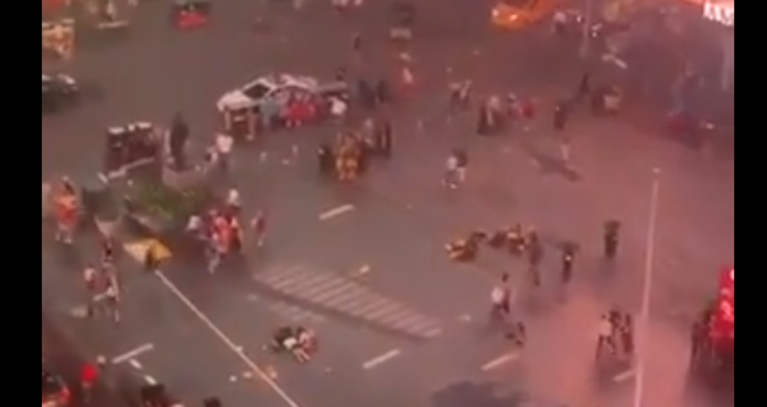 Video. Pánico en Times Square, multitud confunde ruido de moto con tiroteo