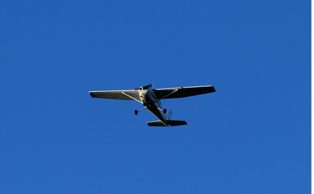 Avioneta aterriza en carretera de San Diego (video)