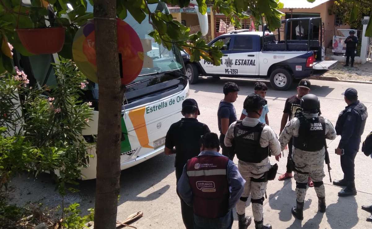 Balean en Oaxaca autobús que transportaba a normalistas de Ayotzinapa; hay un herido