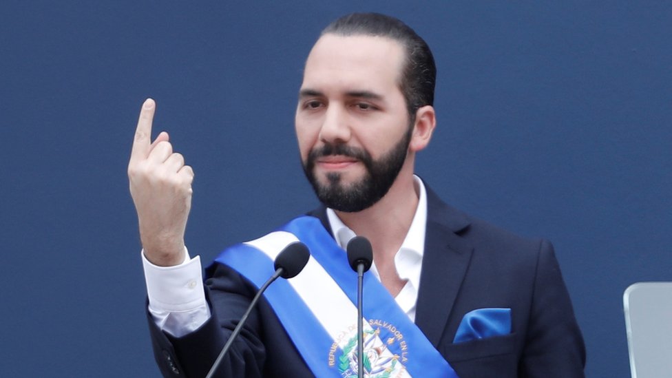 Polémica en El Salvador por oleada de despidos vía Twitter