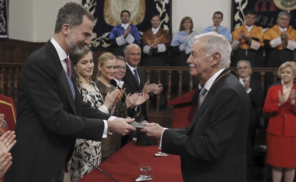 El español Eduardo Mendoza recibe el Premio Cervantes 