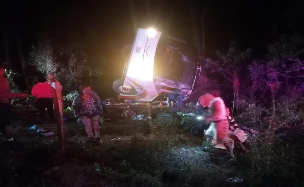 Suman 6 muertos por volcadura de autobús turístico en Oaxaca, 3 eran niños