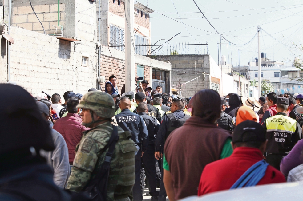 Rescatan 150 policías a dos sujetos de ser linchados