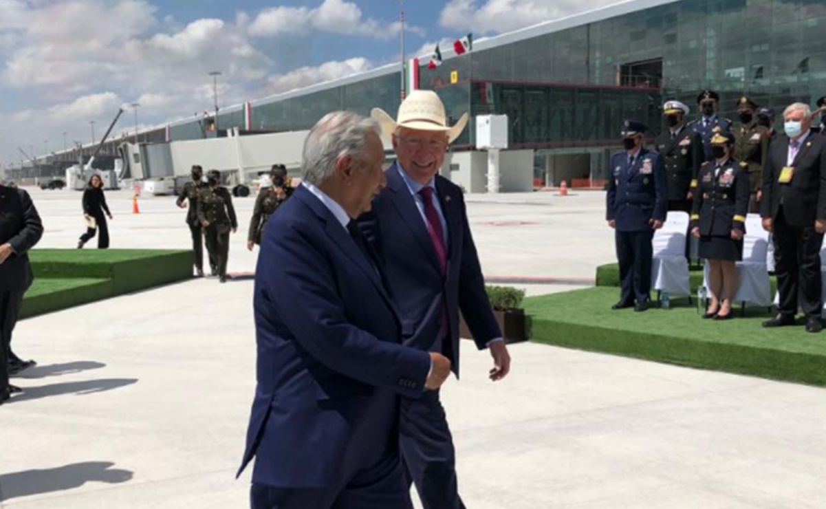 Ken Salazar acompaña a AMLO en Feria Aeroespacial tras petición de poner fin a bloqueo a Cuba 
