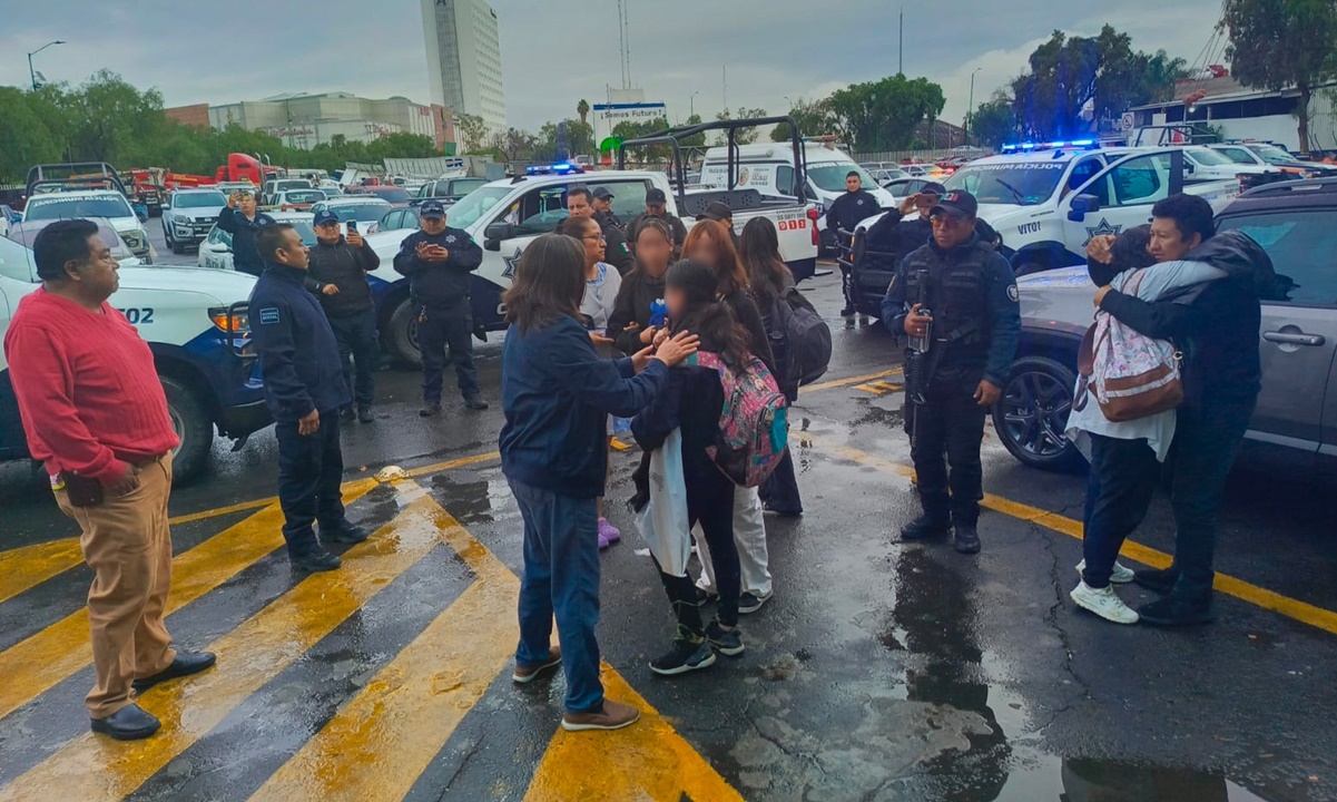 Sujetos armados someten a chofer y alumnos del CCH Azcapotzalco y desvían camioneta que los transportaba