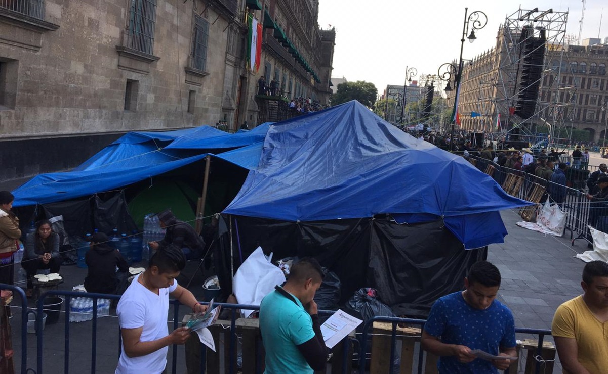 Previo al desfile, normalistas mantienen plantón frente a Palacio Nacional