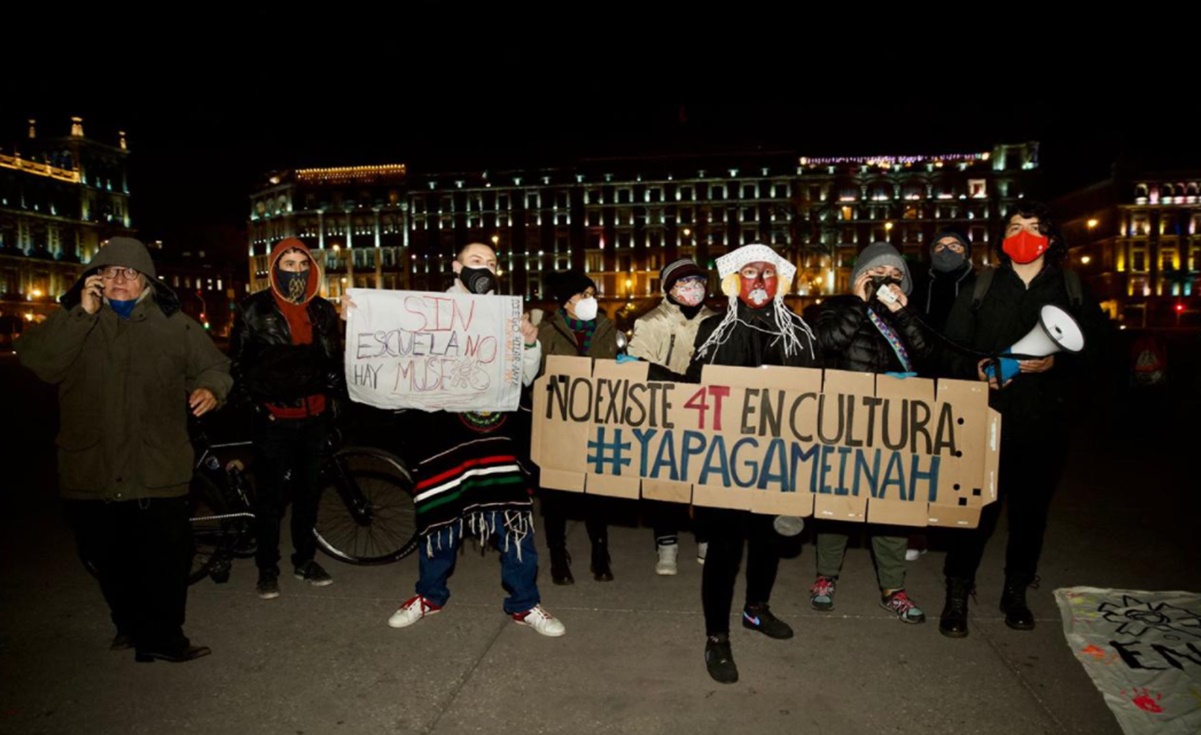 Estudiantes y trabajadores de la ENAH se manifiestan frente a Palacio Nacional