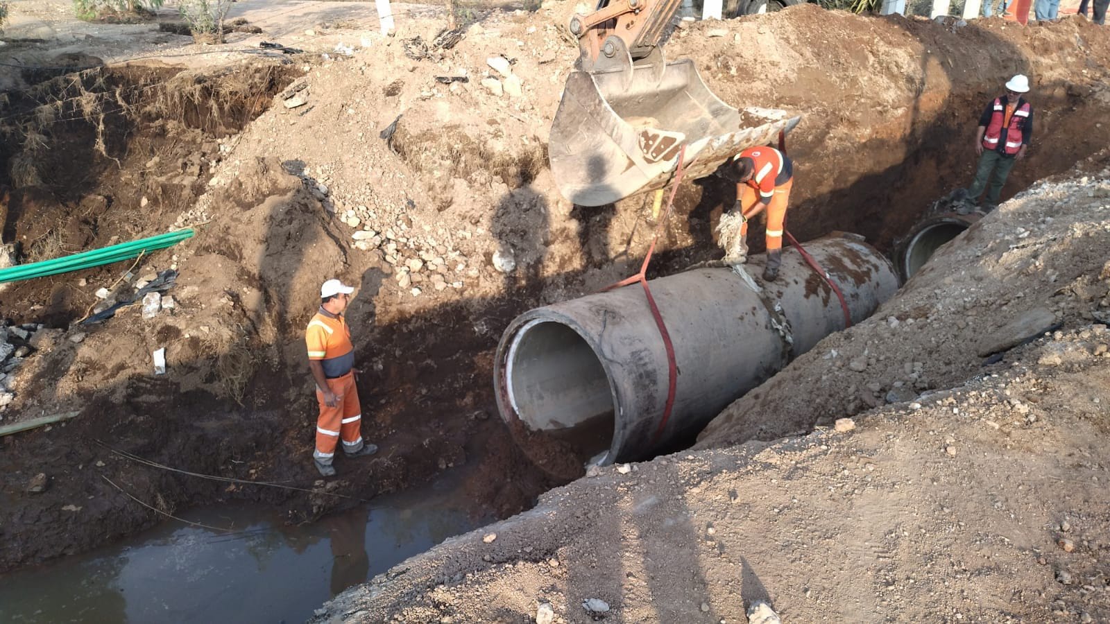 Empresa de fibra óptica ocasionó dos fugas; 64 colonias no tienen agua en Querétaro