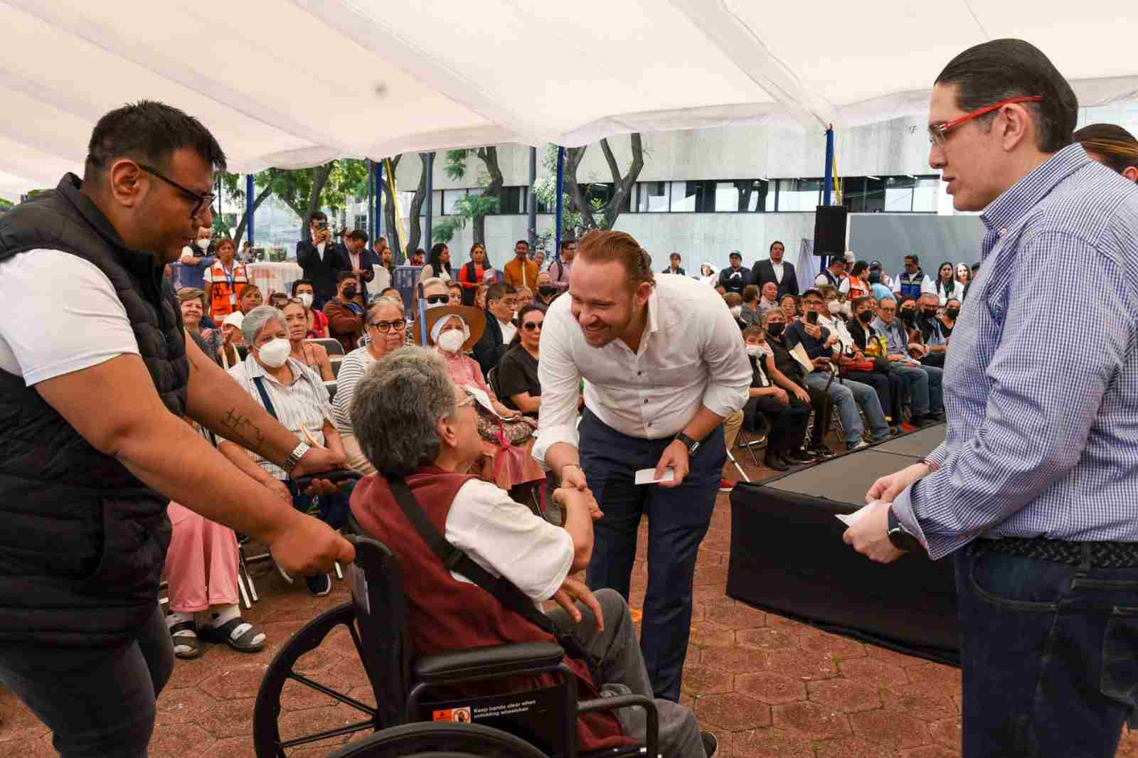 Entregan apoyos económicos a personas con discapacidad en la Benito Juárez 