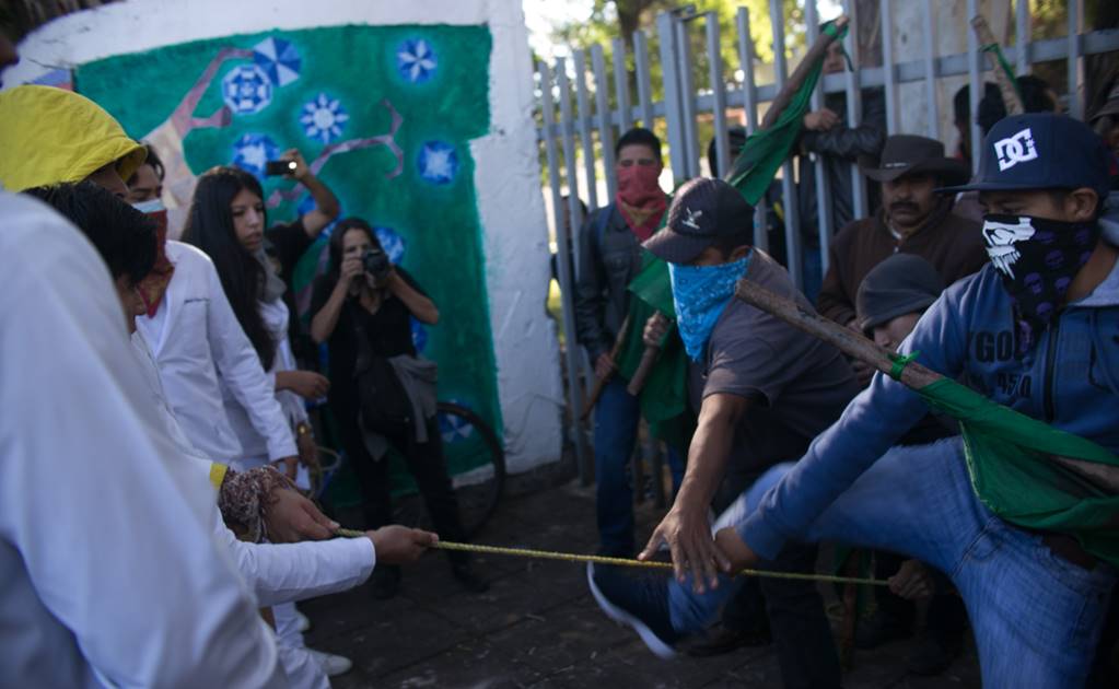 Reportan 3 alumnos heridos tras choque con paristas en Michoacán