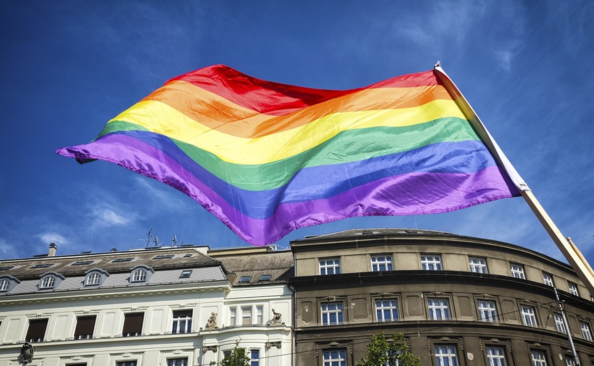 "No tendría que haber muerto": suicidio de adolescente gay de 13 años conmociona a Francia
