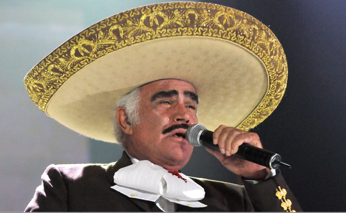 Vicente Fernández continúa en terapia intensiva