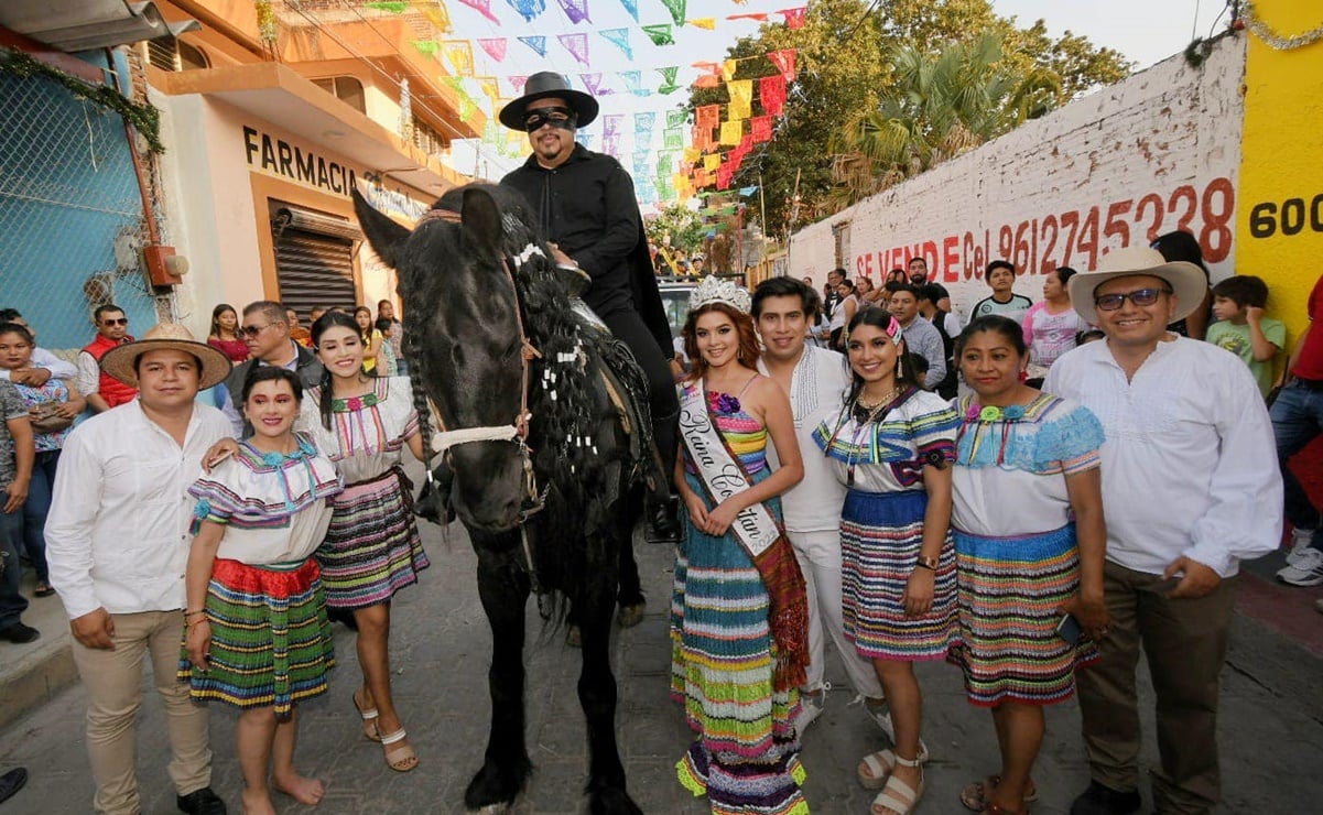 Vestido de "El Zorro", alcalde de Chiapas presume caballo de un millón de pesos