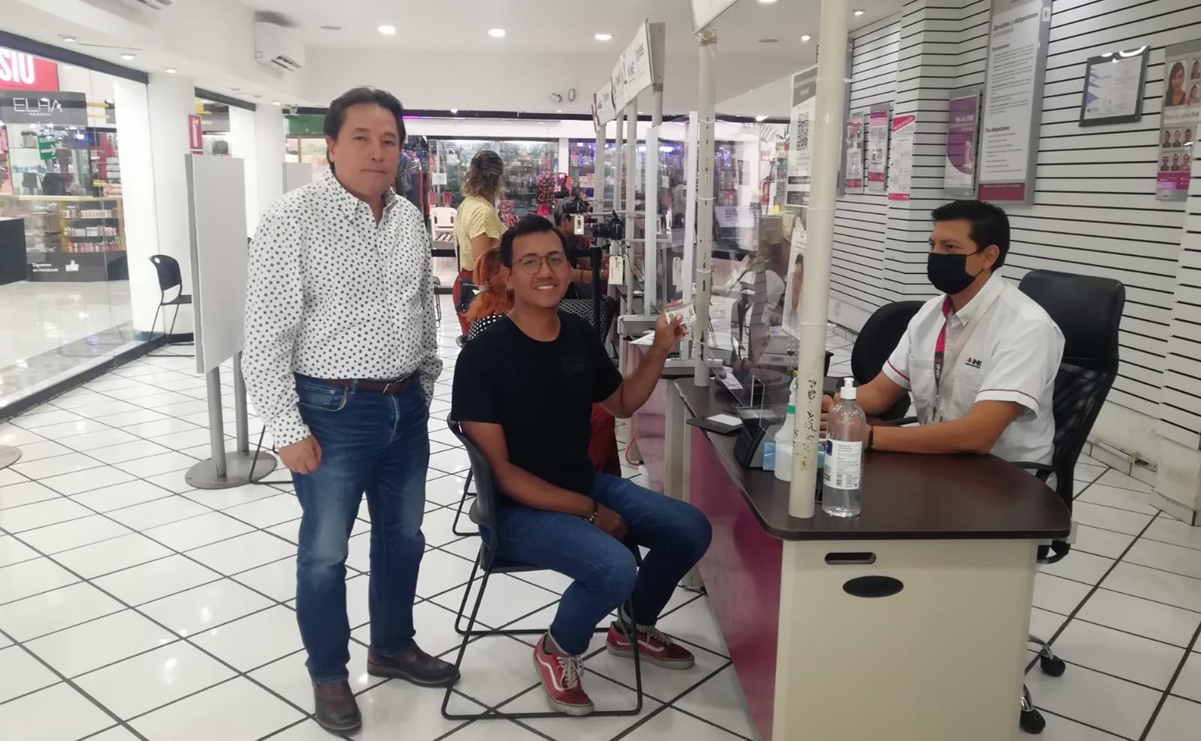INE entrega primera credencial de elector a una persona No Binaria en Yucatán