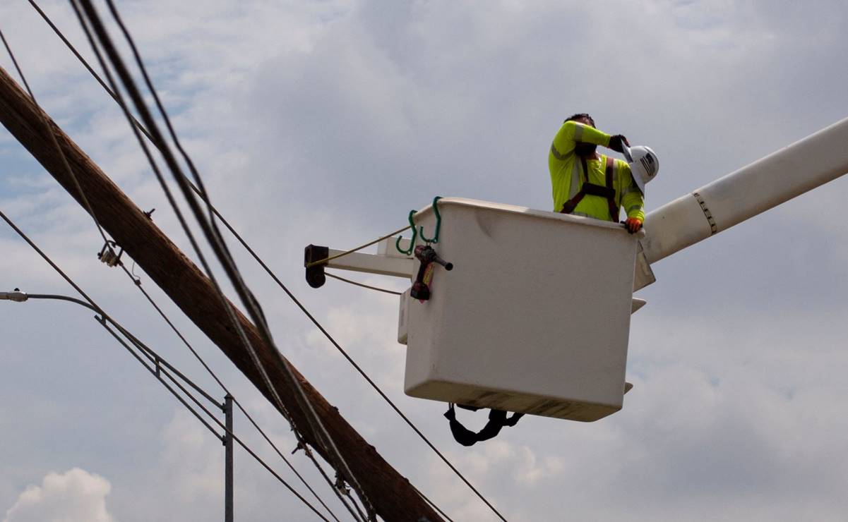 Apagón en Houston continúa por cuarto día bajo temperaturas sofocantes