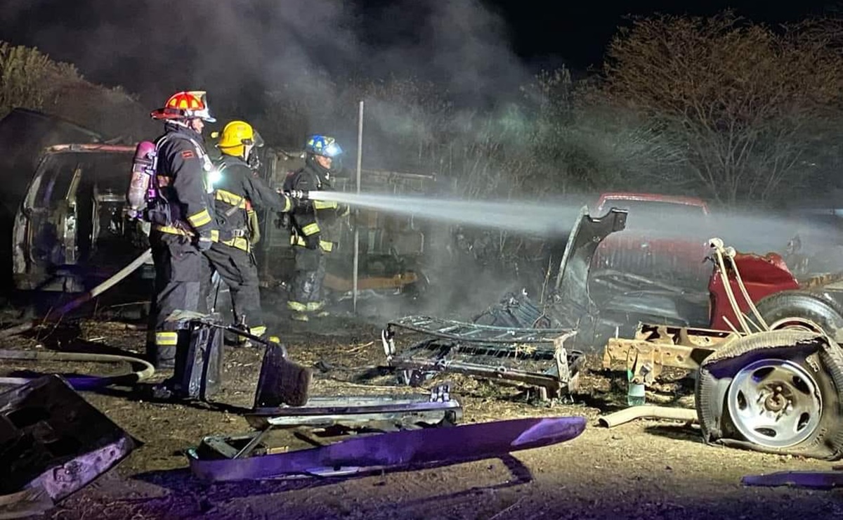 Investigan origen de incendio en pensión federal de Mazatlán que destruyó tres vehículos y dañó otros