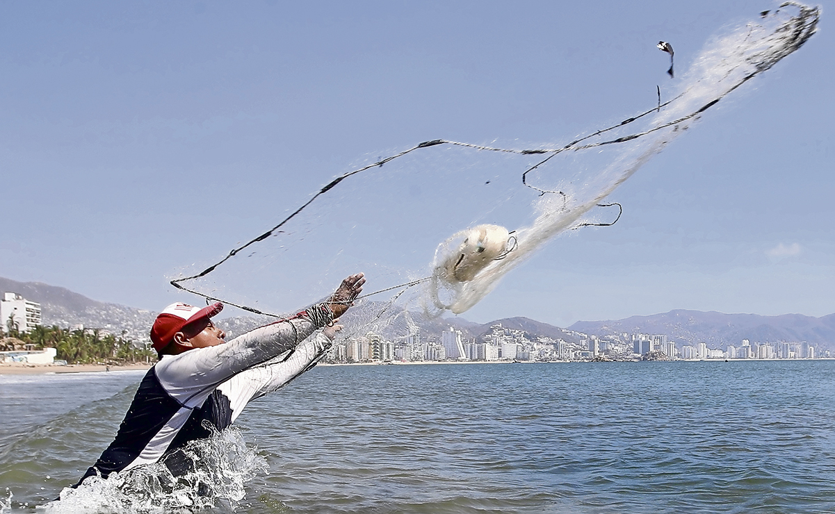 En Acapulco, pescan para sobrellevar el hambre