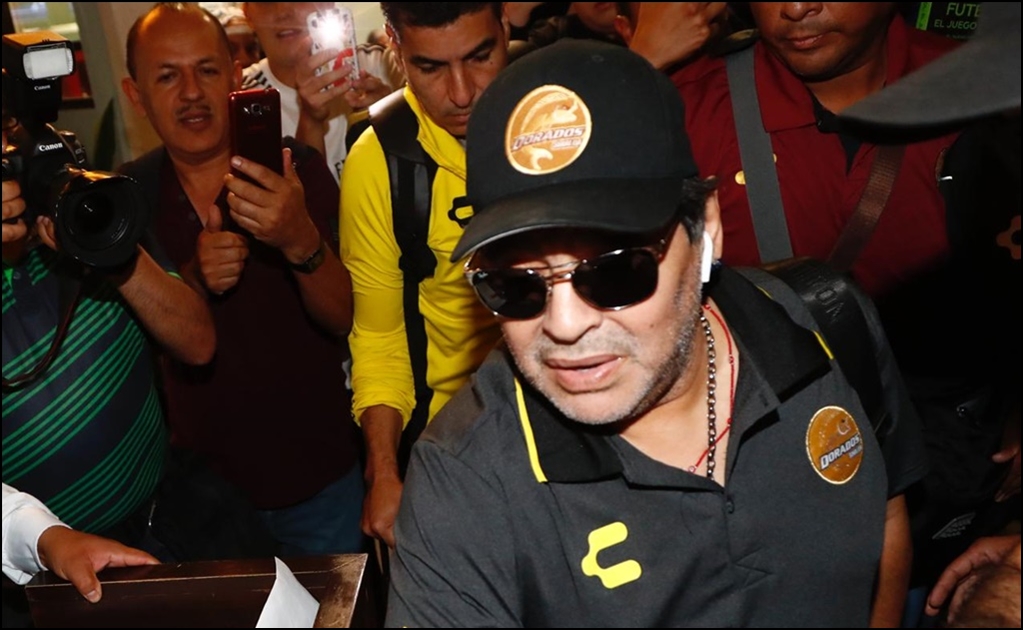 Afición recibe a Maradona en el AICM