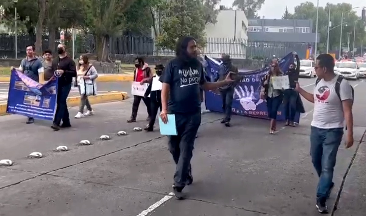 Marchan maestros de la UNAM en Ciudad Universitaria; exigen basificación y mejora salarial