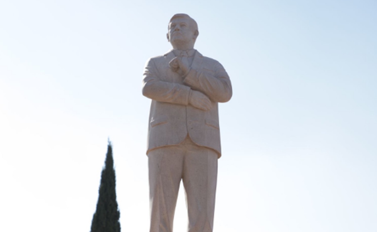 "Me nació este gesto para nuestro Presidente", dice exalcalde de Atlacomulco que pagó estatua de AMLO