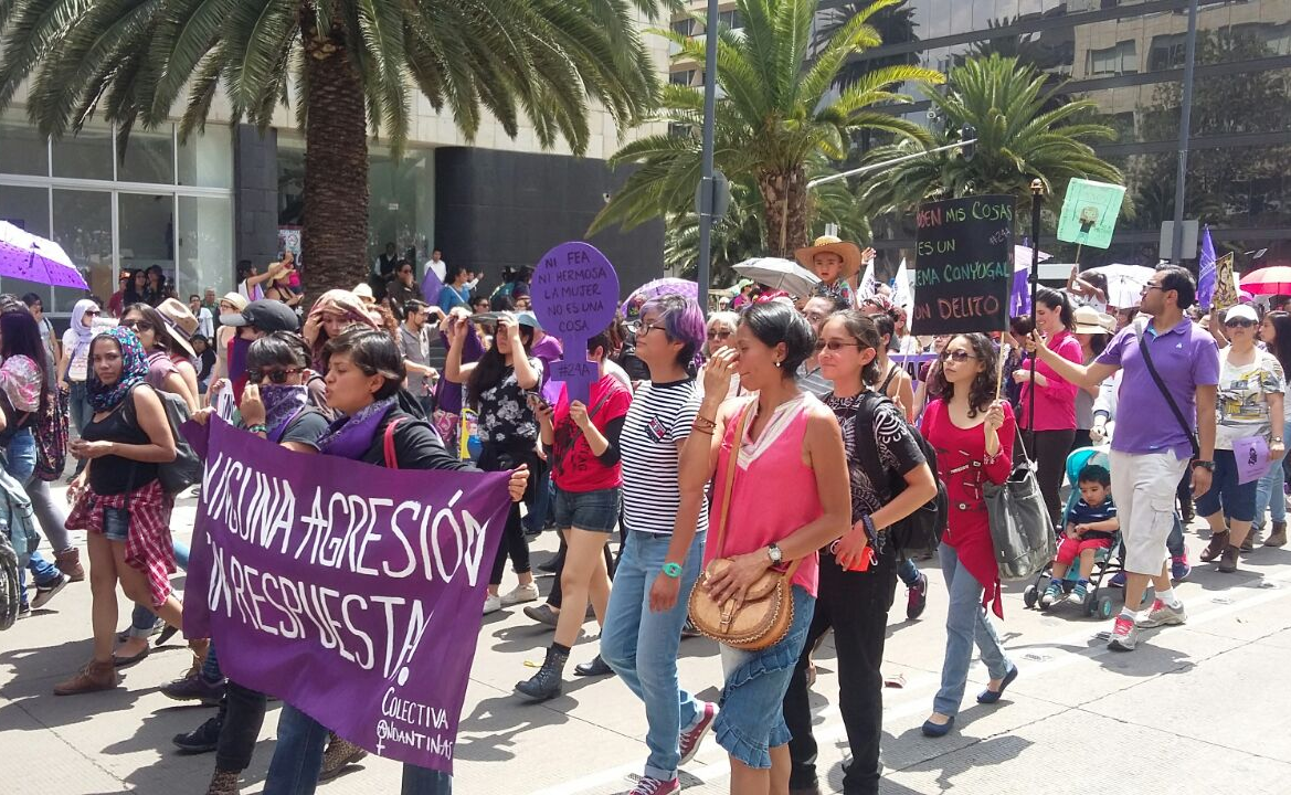 Marcha contra feminicidios avanza sobre Reforma