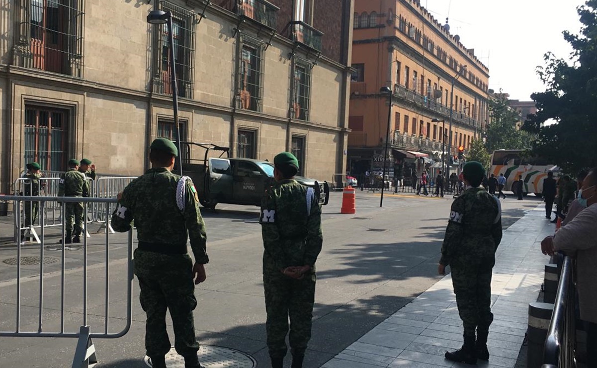 Llegan a Palacio Nacional familiares de los 43 normalistas de Ayotzinapa para reunión con AMLO