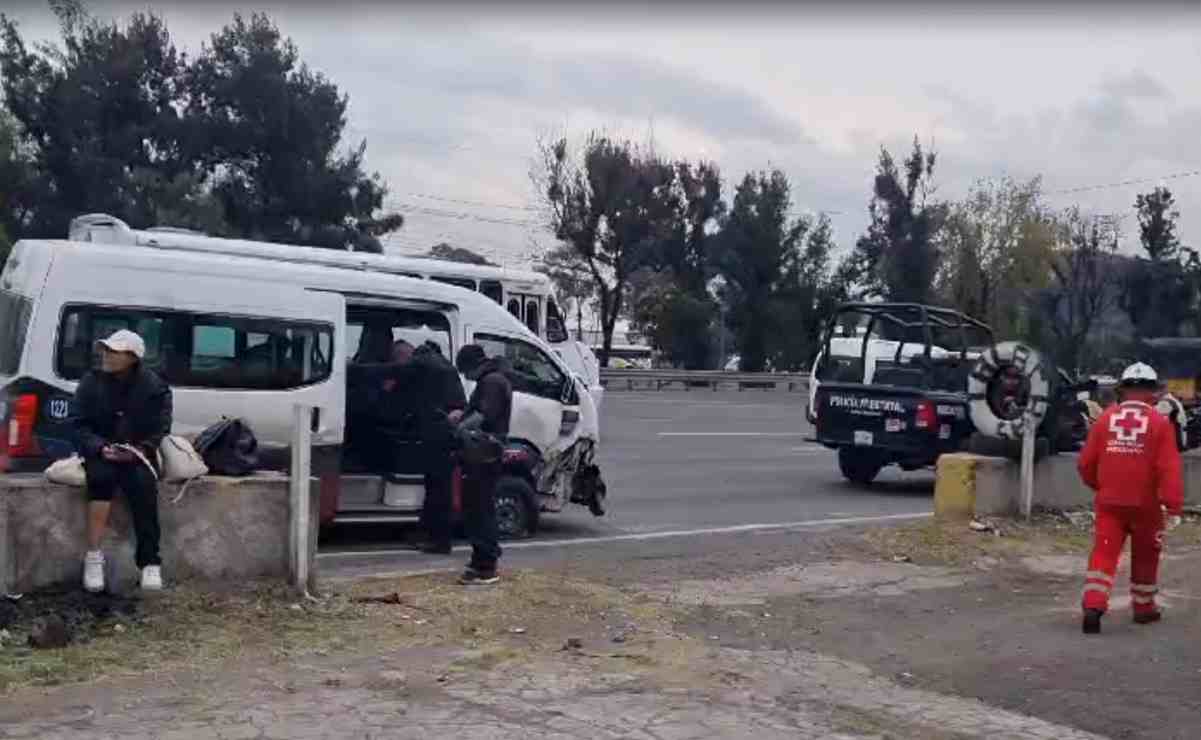 Combi de la ruta Indios Verdes se impacta contra auto en la autopista México-Pachuca