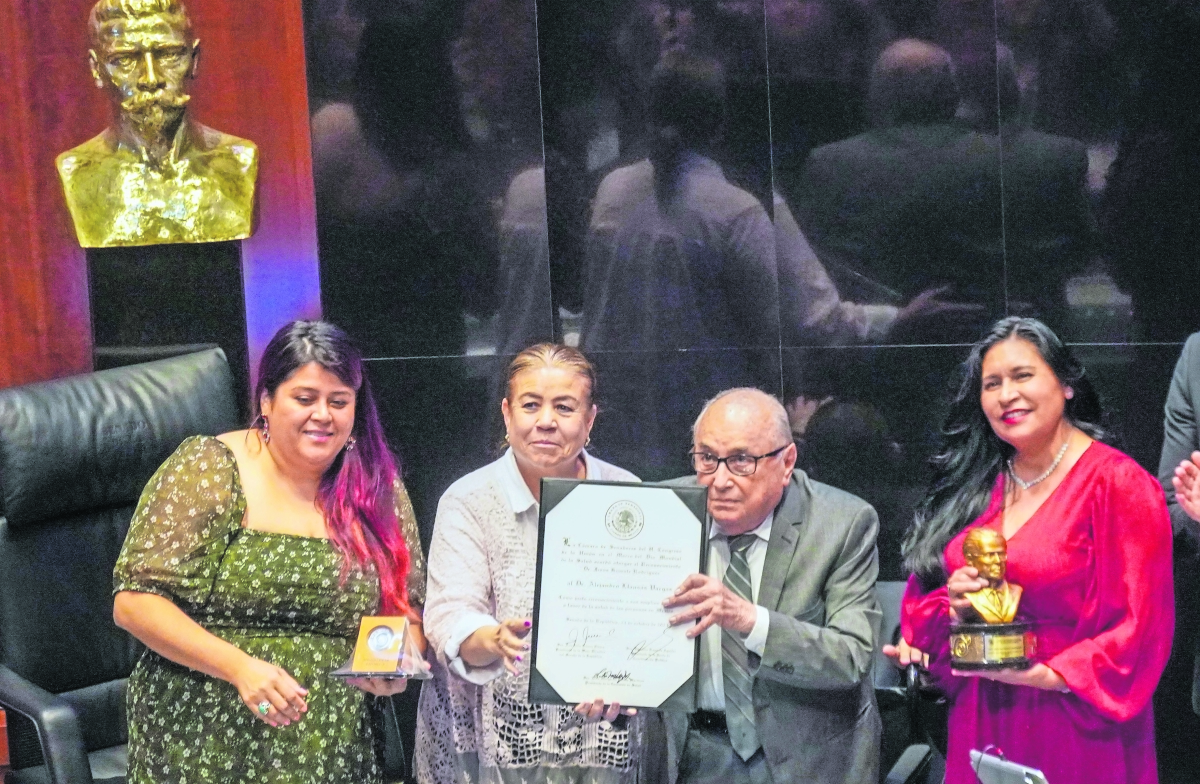 Dr. Alejandro Llausas recibe  la presea Jesús Kumate