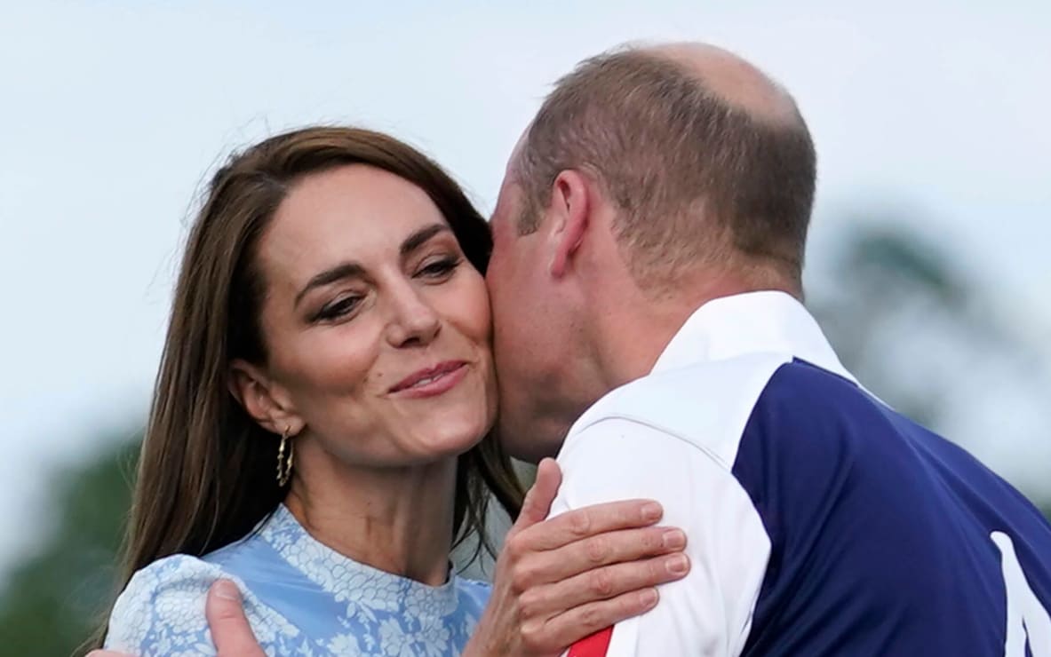 Kate Middleton y el príncipe William, muy enamorados, comparten beso en público