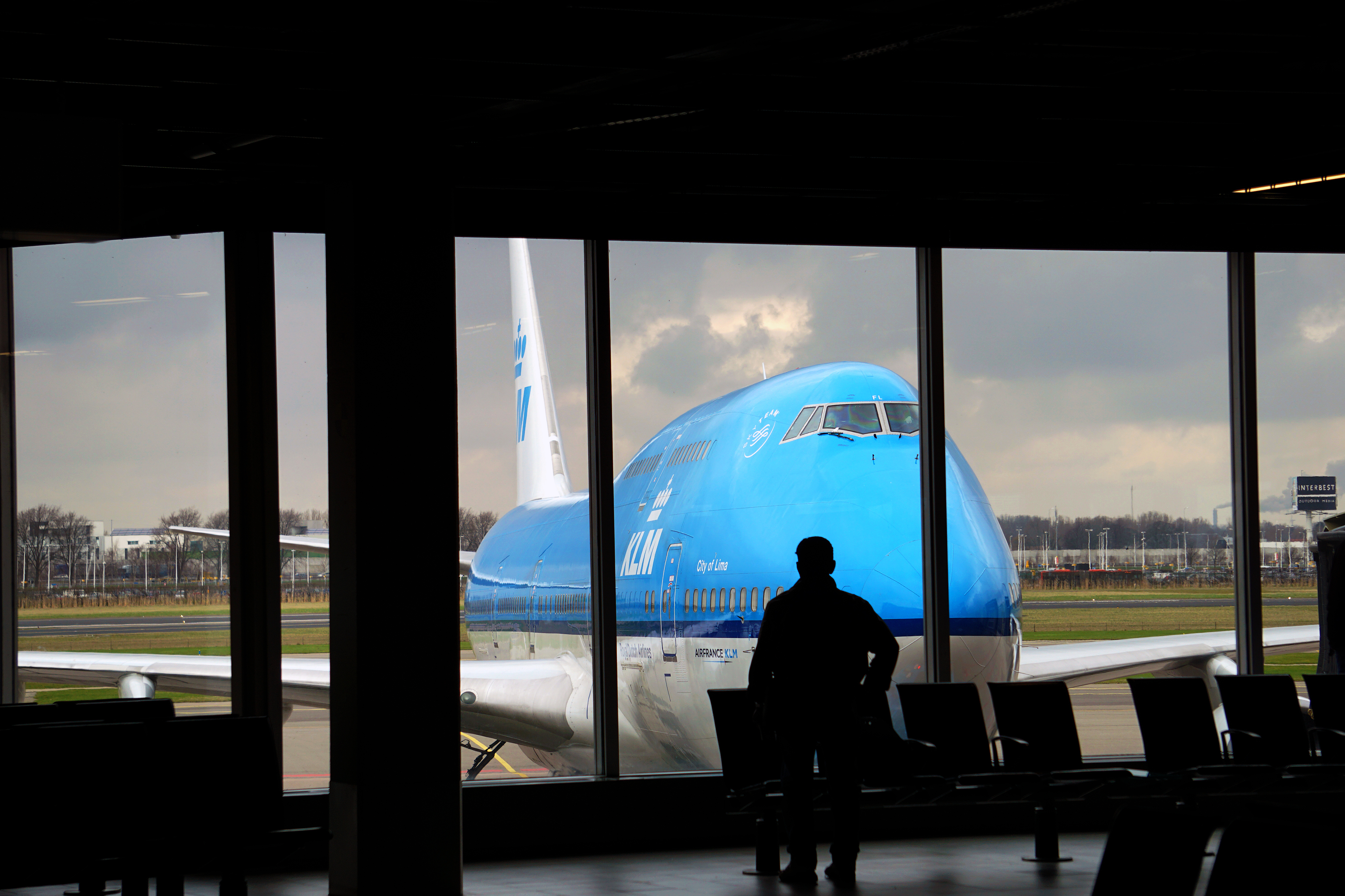 Tragedia en aeropuerto. Una persona pierde la vida tras ser succionada por el motor de avión