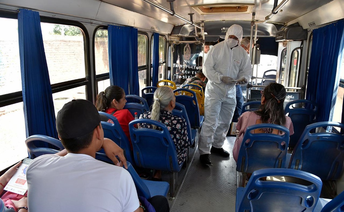 Policías con trajes de protección reparten gel antibacterial en Sinaloa