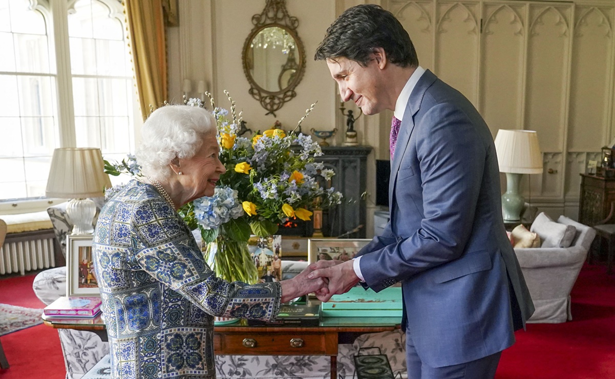 Con ramo de flores con los colores de Ucrania, reina Isabel II recibe a Justin Trudeau