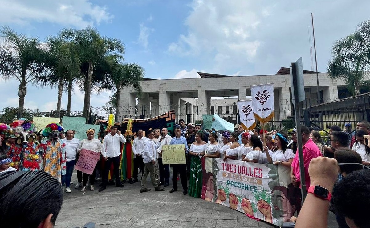 Afrodescendientes exigen aprobación de “Ley Afro” en Veracruz; protestan frente al Congreso estatal