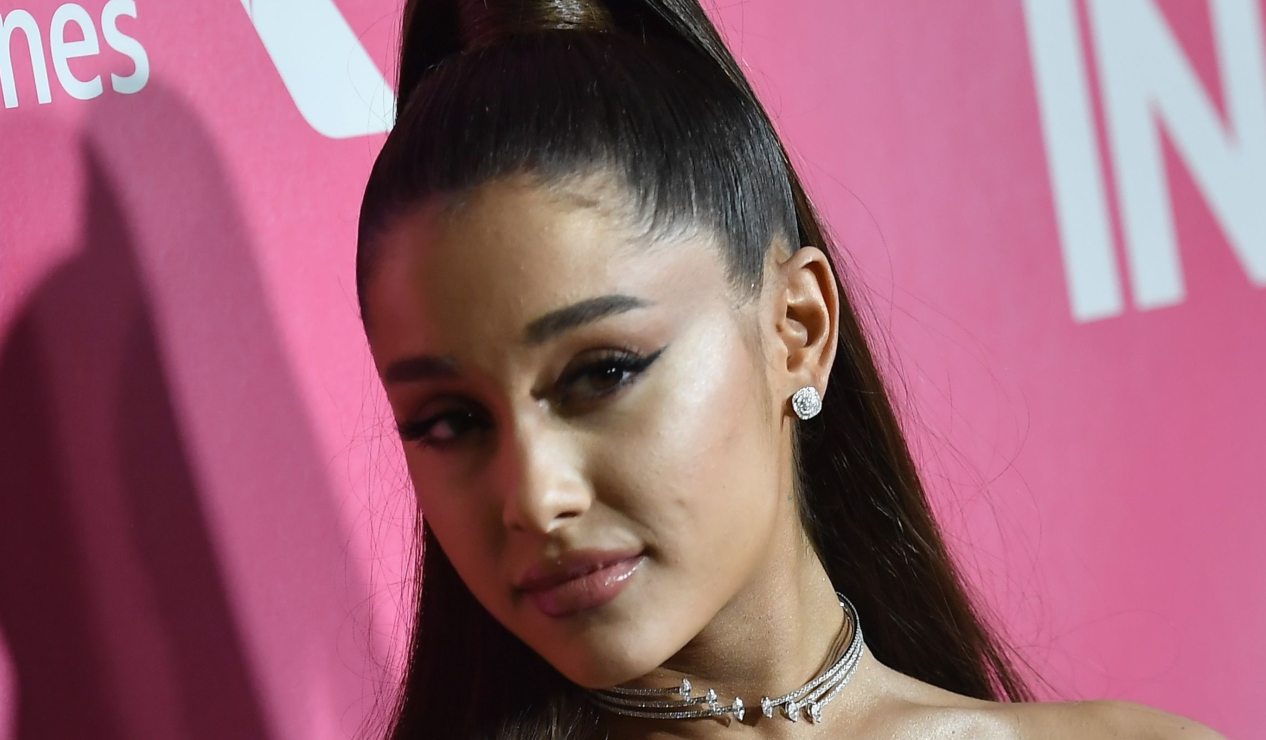 Ariana Grande se transforma en una sexy rubia para "Wicked"