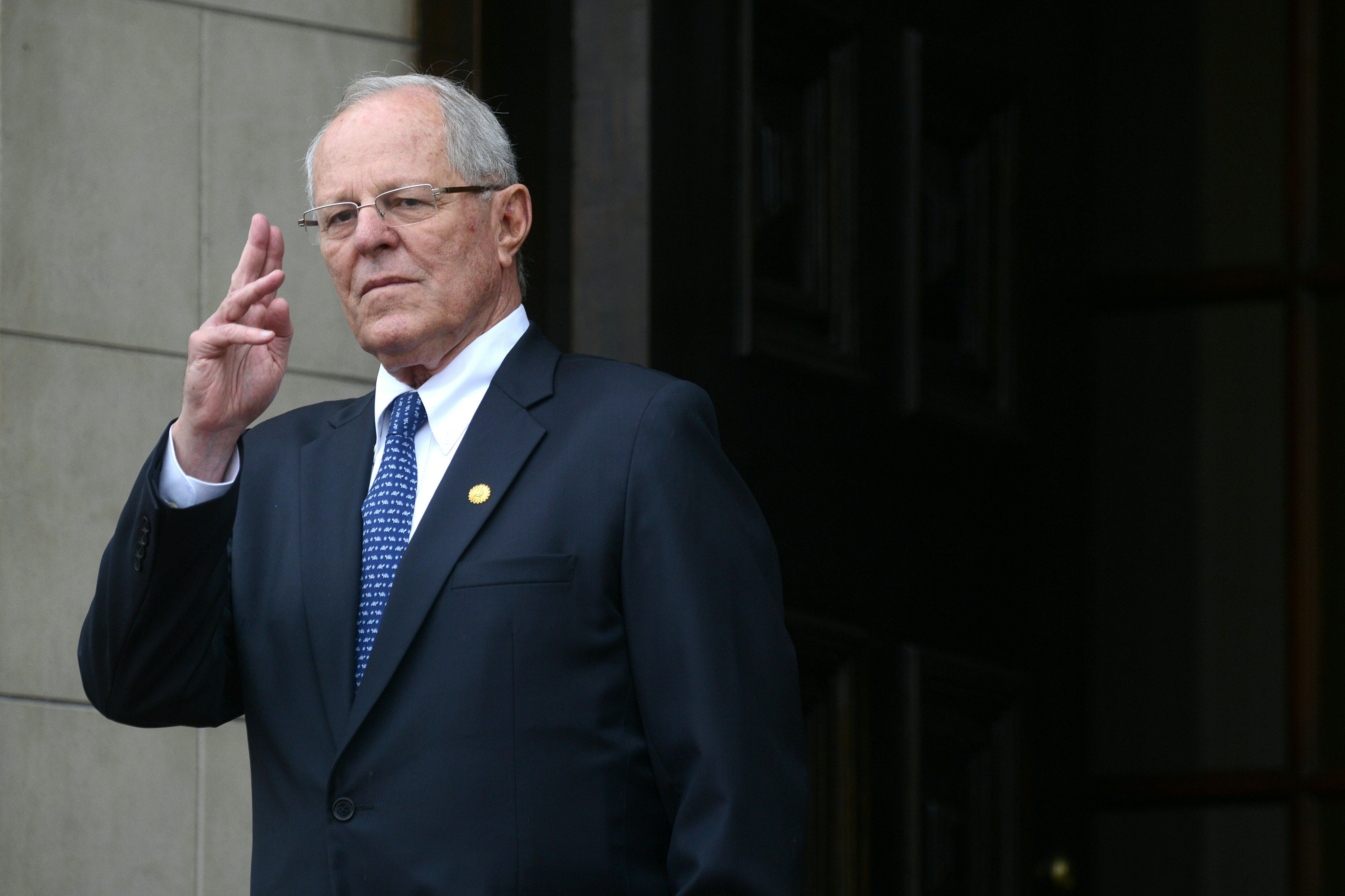 Justicia prohíbe a Pedro Kuczynski salir de Perú y requisa sus casas