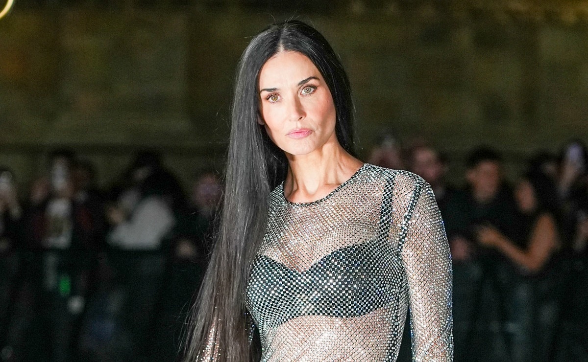 Demi Moore luce su lencería con vestido transparente de cristales a los 61 años