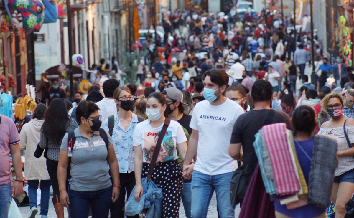 Pese a panteones cerrados, multitudes se reunieron en calles de Oaxaca 